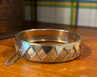 Brazalete dorado de los años 60 y 70 con patrón de diamantes