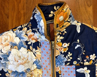 Chaqueta acolchada estilo vintage tipo plumero con estampado floral azul con forro a cuadros y detalles de París