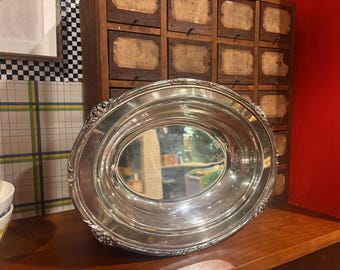 Vassoio o ciotola ovale in argento antico con dettagli floreali, ritrovamento in una tenuta.