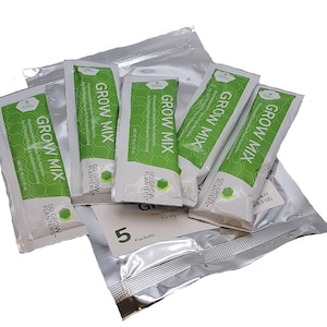 Könnte beinhalten: Fünf Packungen "GROW MIX" Pflanzennährstoffe für die Hydrokultur. Jede Packung ist mit "5 GAL" und "NET WT 30 g (1.05 oz)" beschriftet. Die Packungen sind weiß mit grünem und schwarzem Text und Grafiken, in einer silbernen Folienverpackung.
