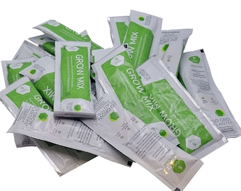 Op de afbeelding: Een stapel witte en groene zakjes met het opschrift "GROW MIX" en "GO GROW PLANTERS". Elk zakje is rechthoekig en bevat tekst en een groen zeshoekig ontwerp. De zakjes zijn voor in water oplosbare plantenvoeding voor alle doeleinden.
