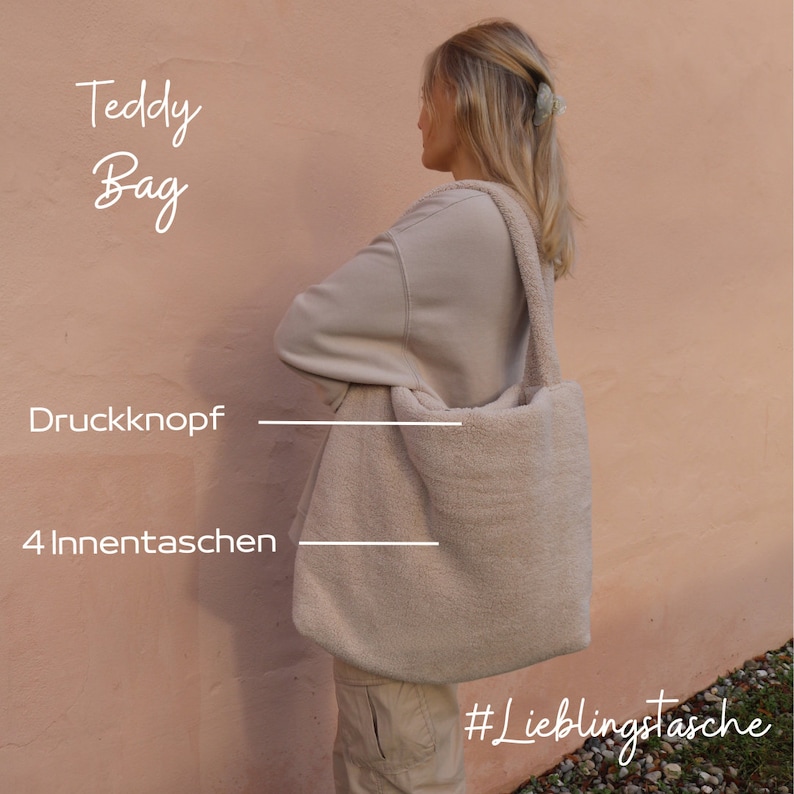 Puede incluir: Un bolso de peluche beige con cierre de presi&oacute;n y cuatro bolsillos interiores. El bolso lo lleva una persona con el pelo rubio. El texto "#Lieblingstasche" es visible en la esquina inferior derecha de la imagen.