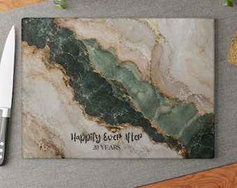 Linda tábua de corte e servir personalizada para o 20º aniversário de casamento "Bodas de Esmeralda", em mármore verde e vidro. Ideal para presentear em aniversários de casamento de 20 anos e como bandeja para charcutaria.