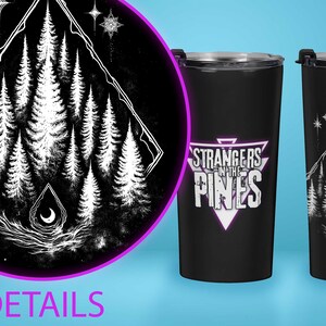 K&ouml;nnte beinhalten: Zwei schwarze Edelstahlbecher mit einem wei&szlig;en grafischen Design einer Bergkette mit Kiefern und Sternen. Ein Becher tr&auml;gt den Text "STRANGERS IN THE PINES" in einem violetten Dreieck.