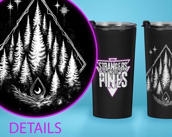 Copo inspirado em SCP e RPG de terror - Logotipo e floresta de Strangers in the Pines - 20 onças de aço inoxidável | Caneca de viagem TTRPG e DnD com tampa transparente