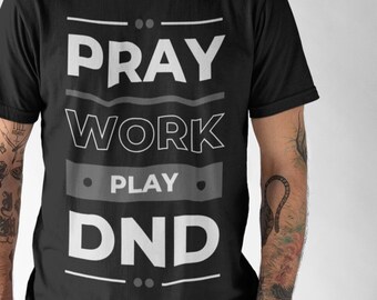 DND obcecado Camiseta de <br> Entrega Rápida? Trabalhar Orar Brincar | Camiseta engraçada do RPG | Vestuário para jogos de mesa | Presente de jogador e DM | Frete grátis para os EUA
