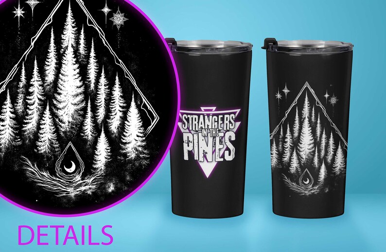 K&ouml;nnte beinhalten: Zwei schwarze Edelstahlbecher mit einem wei&szlig;en grafischen Design einer Bergkette mit Kiefern und Sternen. Ein Becher tr&auml;gt den Text "STRANGERS IN THE PINES" in einem violetten Dreieck.