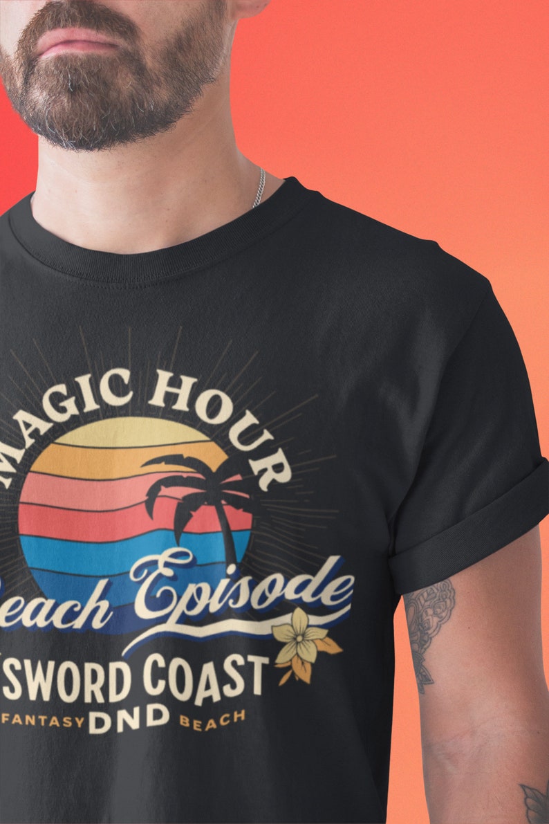 Pode incluir: Camiseta preta com um gr&aacute;fico de p&ocirc;r do sol retr&ocirc; e o texto "Magic Hour Beach Episode Sword Coast Fantasy DND Beach".