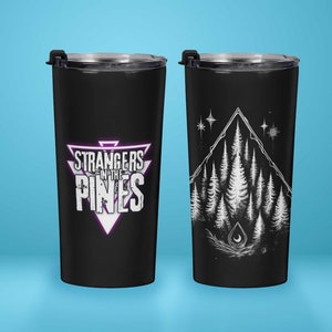 K&ouml;nnte beinhalten: Zwei schwarze Edelstahlbecher mit unterschiedlichen Designs. Der erste Becher zeigt eine lila und wei&szlig;e Grafik mit dem Text "Strangers in the Pines". Der zweite Becher zeigt eine wei&szlig;e Grafik eines Gebirges mit B&auml;umen und Sternen.