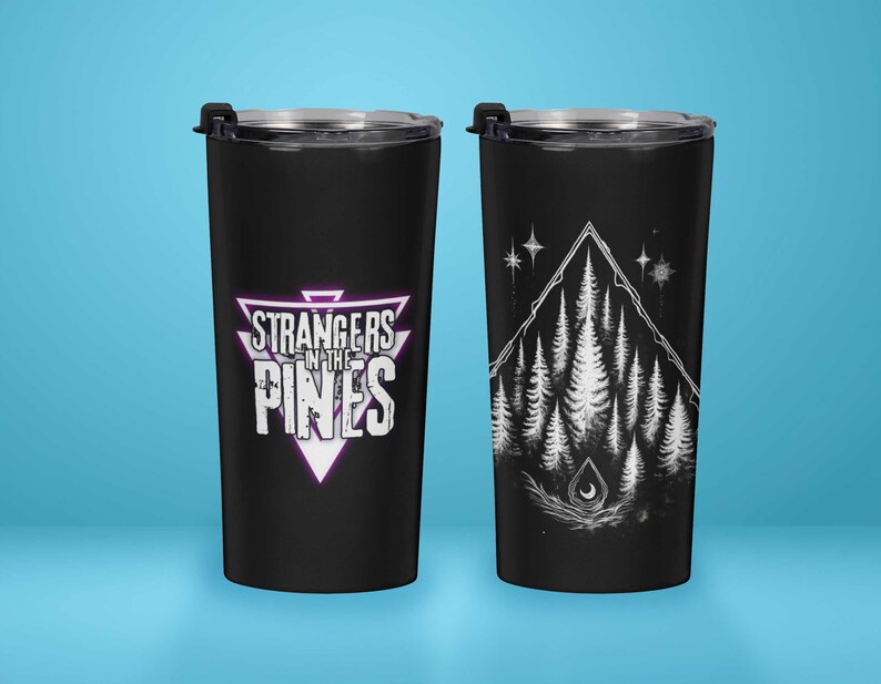 K&ouml;nnte beinhalten: Zwei schwarze Edelstahlbecher mit unterschiedlichen Designs. Der erste Becher zeigt eine lila und wei&szlig;e Grafik mit dem Text "Strangers in the Pines". Der zweite Becher zeigt eine wei&szlig;e Grafik eines Gebirges mit B&auml;umen und Sternen.