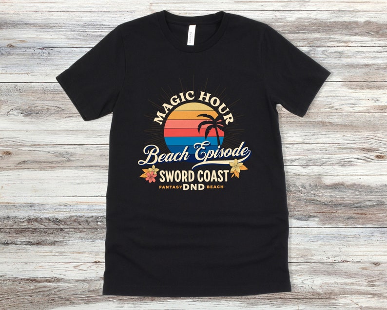 Pode incluir: Camiseta preta com um gr&aacute;fico de p&ocirc;r do sol retr&ocirc; e o texto "Magic Hour Beach Episode Sword Coast Fantasy DND Beach".
