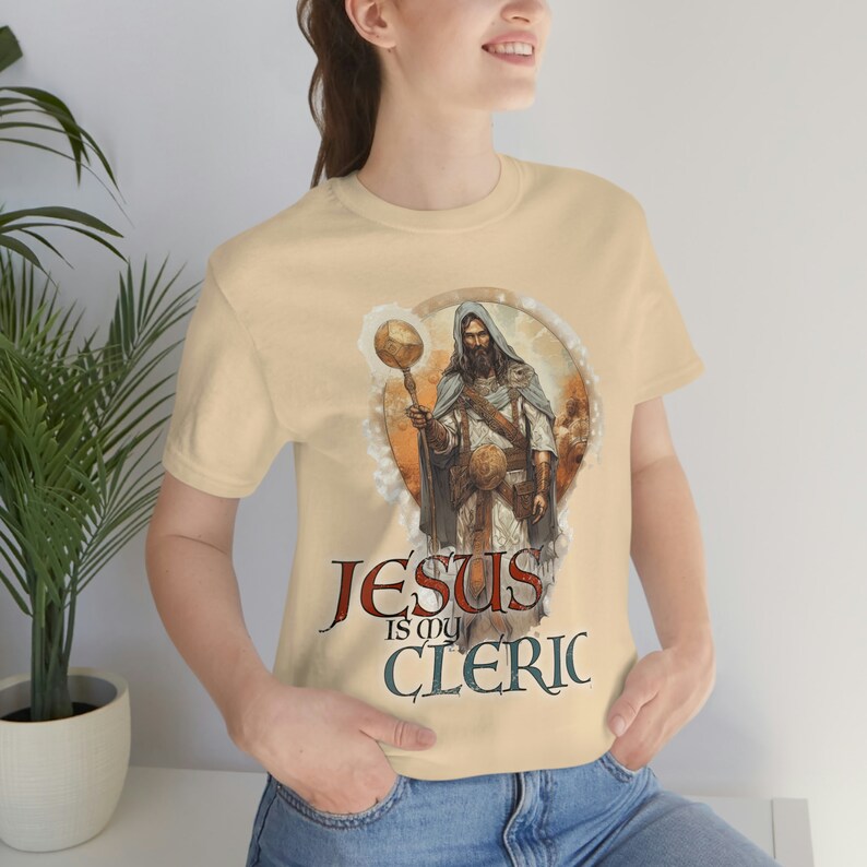 Jesús es mi camisa de diseño de sacerdote clérigo / Camiseta cristiana para jugadores TTRPG / Diseño de armadura clérigo / Ropa basada en la fe / Diseño alternativo 3 imagen 7