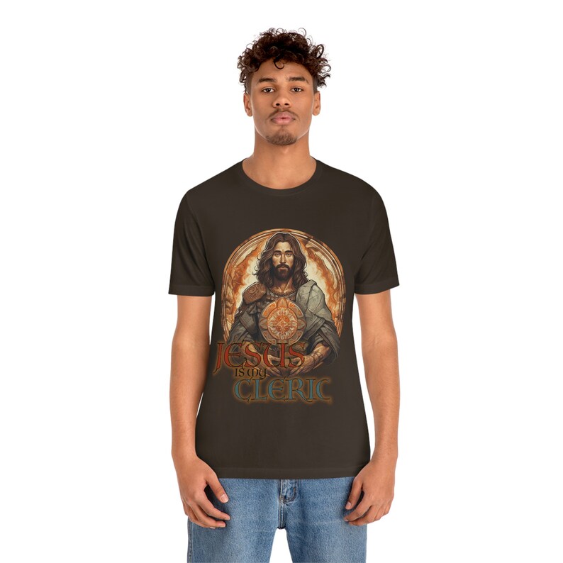 Jesus is Mijn Cleric Shirt BRUIN | Christian Tee voor DND- en RPG-spelers | Cleric Armor-ontwerp | Op geloof gebaseerde kleding | Alternatief ontwerp 4 afbeelding 5