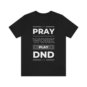 DND Obsessed Shirt | Arbeit beten spielen | Lustiges RPG Tee | Tabletop-Gaming-Bekleidung | Spieler und Dm Geschenk | Kostenloser Versand in die USA Bild 2