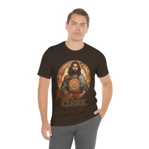 Jesus is Mijn Cleric Shirt BRUIN | Christian Tee voor DND- en RPG-spelers | Cleric Armor-ontwerp | Op geloof gebaseerde kleding | Alternatief ontwerp 4 afbeelding 6
