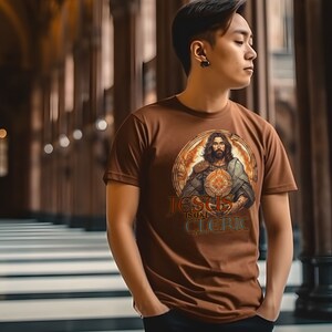 Jesus is Mijn Cleric Shirt BRUIN | Christian Tee voor DND- en RPG-spelers | Cleric Armor-ontwerp | Op geloof gebaseerde kleding | Alternatief ontwerp 4 afbeelding 2