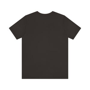 Jesus is Mijn Cleric Shirt BRUIN | Christian Tee voor DND- en RPG-spelers | Cleric Armor-ontwerp | Op geloof gebaseerde kleding | Alternatief ontwerp 4 afbeelding 4