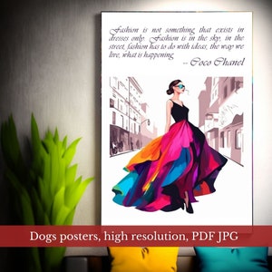 Op de afbeelding: Een kunstafdruk met een modethema met een vrouw in een kleurrijke jurk die door een straat loopt. Het kunstwerk bevat een citaat van Coco Chanel. De jurk is een levendige mix van roze, blauw en geel. De achtergrond toont een stadsgezicht.