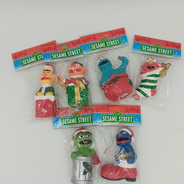 NWT années 90 ensemble de 6 lots d'ornements de Noël de personnages de Kurt Adler Sesame Street. Cookie Monster, Oscar, Elmo, Bert, Erny, Grover.