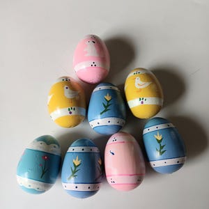 Lote de 8 huevos de Pascua decorativos vintage de madera pintados a mano. Diseño floral, pollito y conejito.