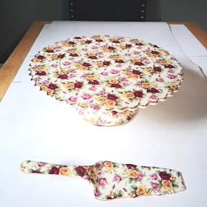Victorian Trading co. Rose Floral porcelain Pedistal Cake Stand & Cake Server set gold Scalloped Edge. BEAUTIFUL