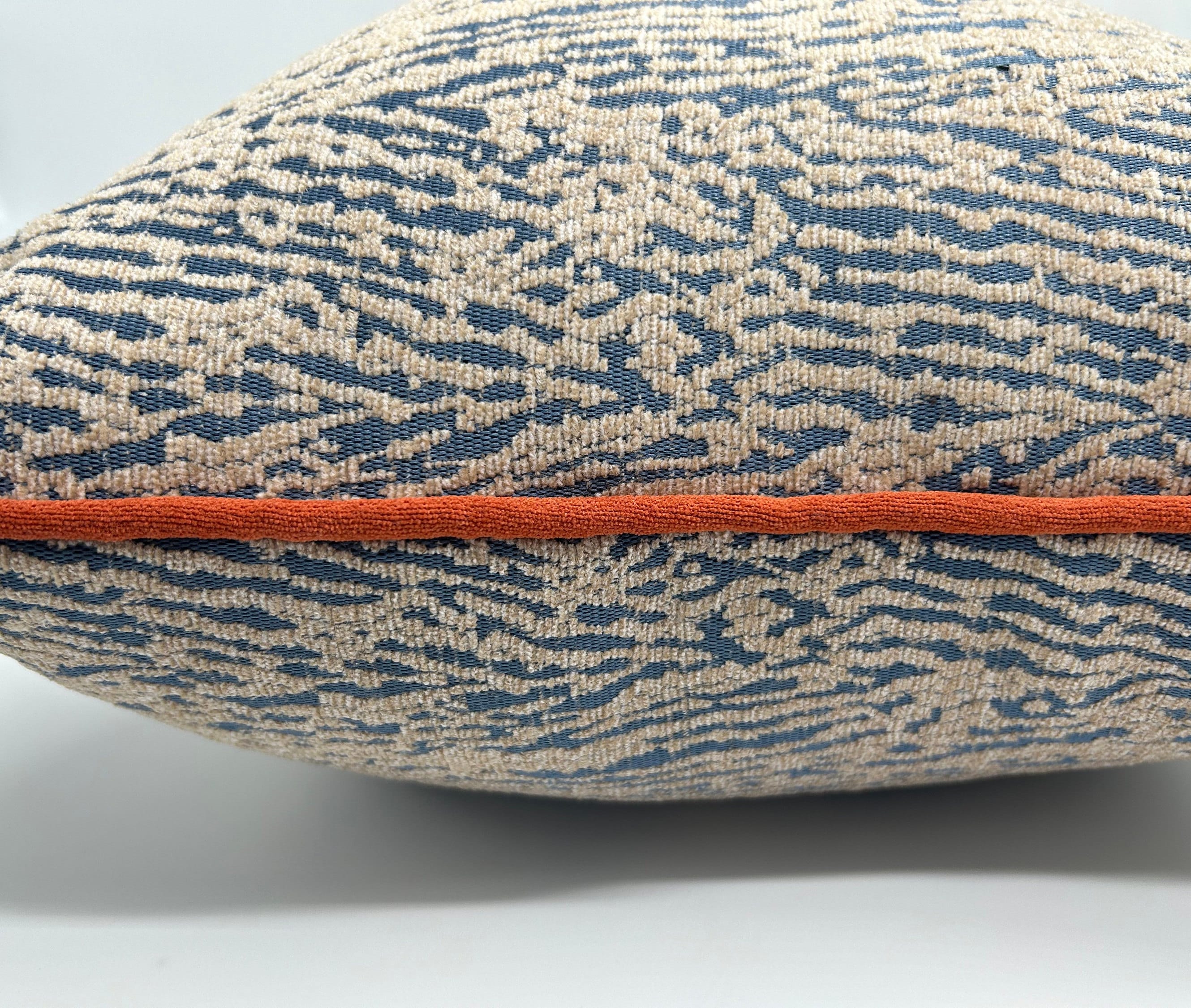 Beige und Blau Zebra gewebte Kissenbezug, Kissen mit orangefarbenen Rand, Chenille texturierter dicker Stoff, blau-beige Tierdruck-Paspel, Halloween-Geschenk