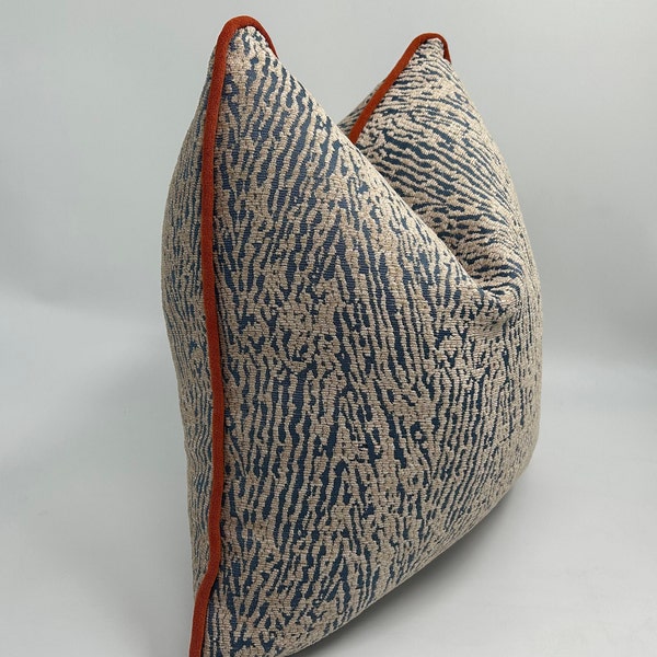 Taie d'oreiller tissée zébrée beige et bleue avec passepoil orange, tissu épais texturé en chenille, coussin