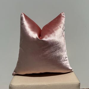 Federa per cuscino in velluto rosa cipria, cuscino decorativo morbido e lucido, cuscino moderno glamour, arredamento di lusso per la casa, 18x18, federa con dettagli color salmone
