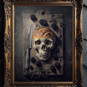 Könnte beinhalten: Gerahmtes Stillleben mit einem Totenkopf aus Brot, einem silbernen Messer und Brombeeren auf einem Holzschneidebrett. Der verzierte Goldrahmen befindet sich vor einem dunklen, strukturierten Hintergrund mit Fledermaus-Silhouetten, was ein gruseliges, gotisches Thema erzeugt.