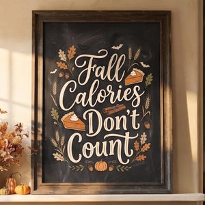 Può includere: Una targa da parete rettangolare incorniciata con uno sfondo nero effetto lavagna che presenta il testo bianco Fall Calories Don't Count, circondato da illustrazioni di fette di torta di zucca, cannella, spighe di grano, ghiande e pipistrelli.