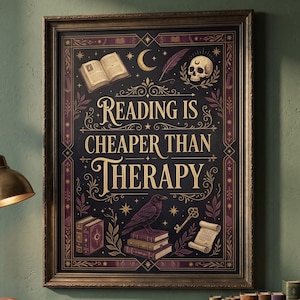 Può includere: Una stampa artistica incorniciata con il testo Reading Is Cheaper Than Therapy in lettere dorate. Lo sfondo scuro include illustrazioni di un libro aperto, un teschio, un corvo su una pila di libri, una chiave e una pergamena, il tutto racchiuso in un bordo decorativo.