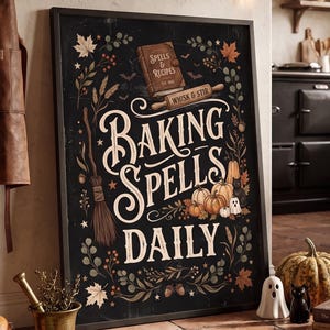 Può includere: Un quadro rettangolare incorniciato con sfondo nero che riporta il testo "Baking Spells Daily" in caratteri bianchi e crema. Il design include illustrazioni di un libro di incantesimi, un mattarello, una scopa, zucche e foglie autunnali.