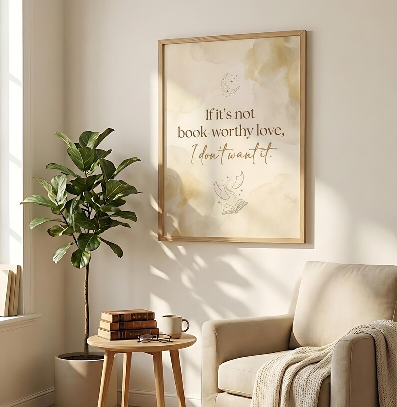 Pu&ograve; includere: Una stampa incorniciata con la citazione: "Se non &egrave; amore degno di un libro, non lo voglio." L'opera presenta uno sfondo beige con accenti simili ad acquerelli e una semplice illustrazione di un libro e pagine volanti. La cornice &egrave; in legno chiaro.