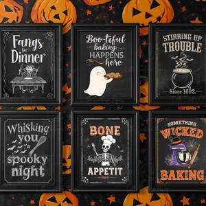 Puede incluir: Seis impresiones artísticas de pizarra enmarcadas con temática de Halloween con marcos negros. Las impresiones presentan frases e ilustraciones espeluznantes, incluyendo un vampiro, un fantasma, un caldero y un esqueleto. El fondo es un patrón oscuro con calabazas y estrellas.