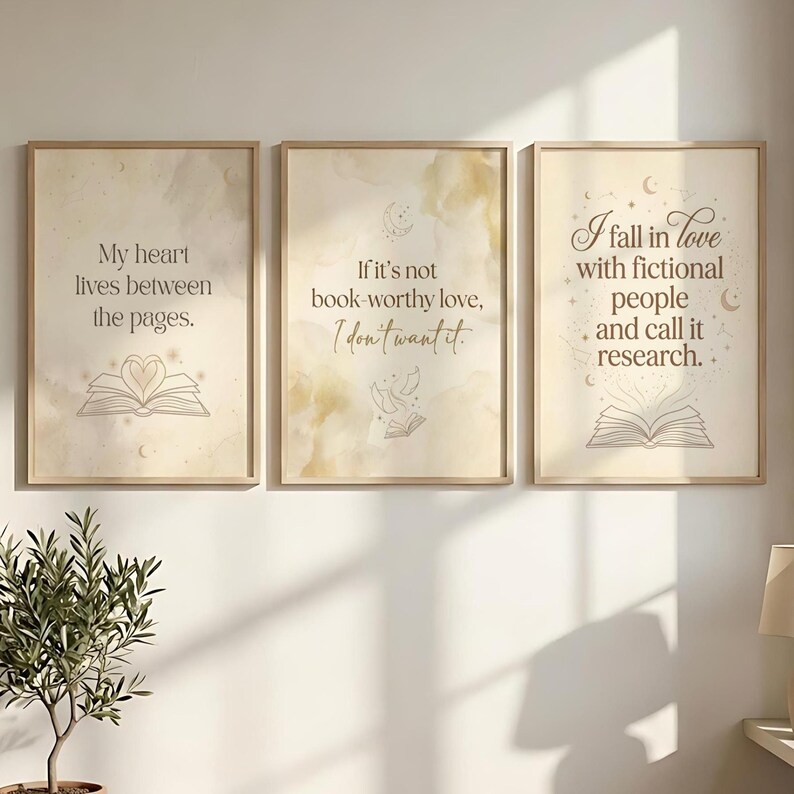 Pu&ograve; includere: Tre stampe artistiche incorniciate con citazioni sui libri. Le stampe hanno uno sfondo beige con testo marrone. La prima stampa recita: "My heart lives between the pages." La seconda stampa recita: "If it's not book-worthy love, I don't want it." La terza stampa recita: "I fall in love with fictional people and call it research."