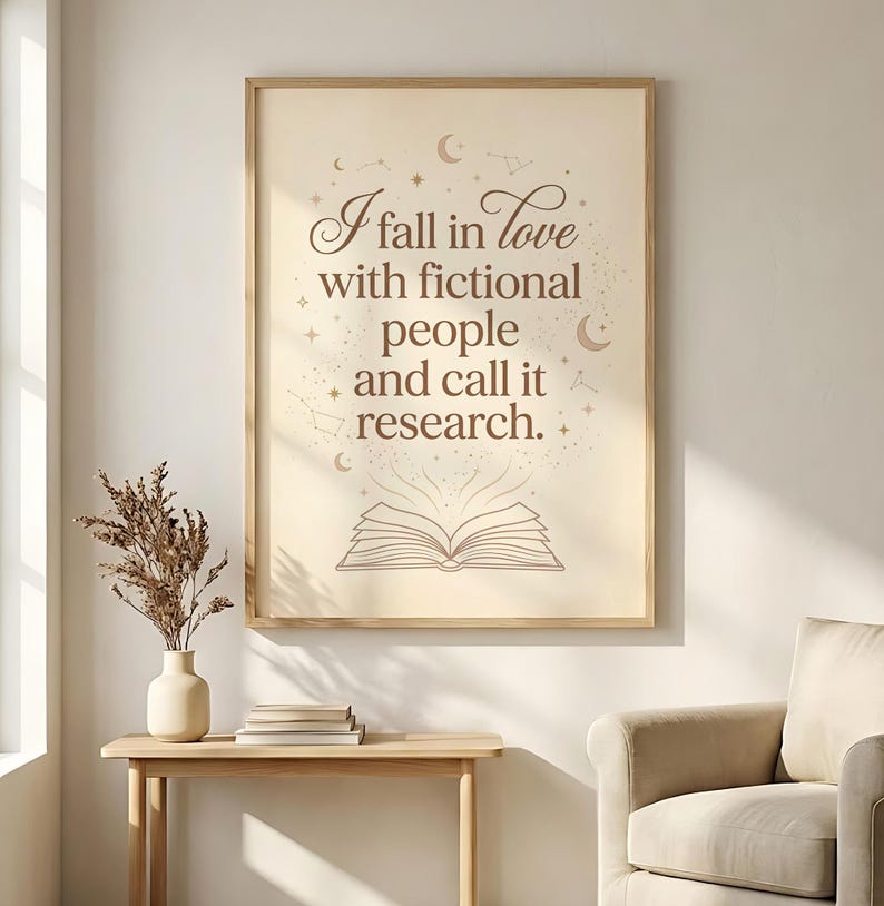 Pu&ograve; includere: Una stampa incorniciata con la citazione "Mi innamoro di persone immaginarie e la chiamo ricerca". L'opera presenta uno sfondo beige chiaro con testo marrone, costellazioni e un'illustrazione di un libro aperto. La cornice &egrave; color legno chiaro.
