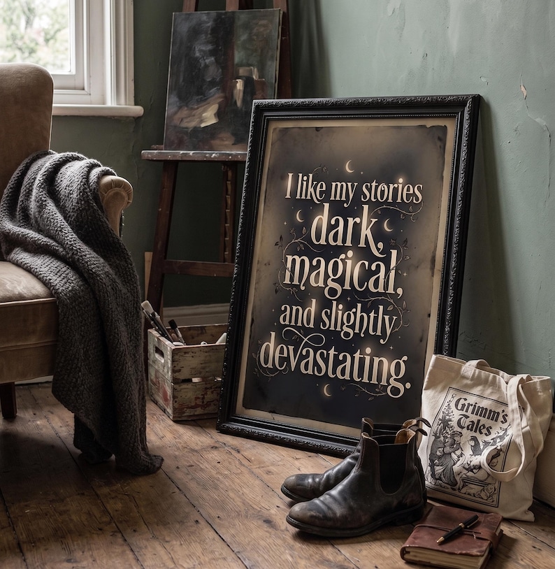Op de afbeelding: Een ingelijste print met de tekst "I like my stories dark, magical, and slightly devastating" staat tegen een muur. Een paar leren laarzen, een draagtas met "Grimm's Tales" en een notitieboek liggen op de houten vloer.