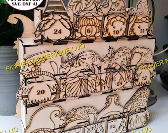 Op de afbeelding: Een houten adventskalender met een gnome-thema. De kalender heeft 24 genummerde deurtjes, elk met een ander gnome-ontwerp. De kalender is gemaakt van lichtbruin hout en heeft een rustieke uitstraling.