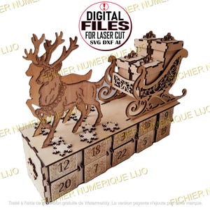 Könnte beinhalten: Ein lasergeschnittener Adventskalender aus Holz mit einem Rentier, das einen Schlitten voller Geschenkboxen zieht. Die Basis enthält nummerierte Schubladen von 5 bis 22, verziert mit Schneeflocken. Der Text lautet: DIGITAL FILES FOR LASER CUT SVG DXF AI.