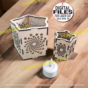 Puede incluir: Dos portavelas de madera con un diseño geométrico y una vela de té blanca. Los portavelas están hechos de madera cortada con láser y tienen un patrón en espiral. El texto "ARCHIVOS DIGITALES PARA CORTE LÁSER SVG DXF AI" es visible en la imagen.