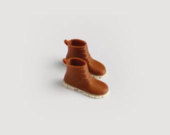 Stivali in miniatura per casa delle bambole – Scarpe in plastica marrone in scala 1:12 – Piccole calzature autunnali e invernali per decorazioni e accessori per la casa delle bambole