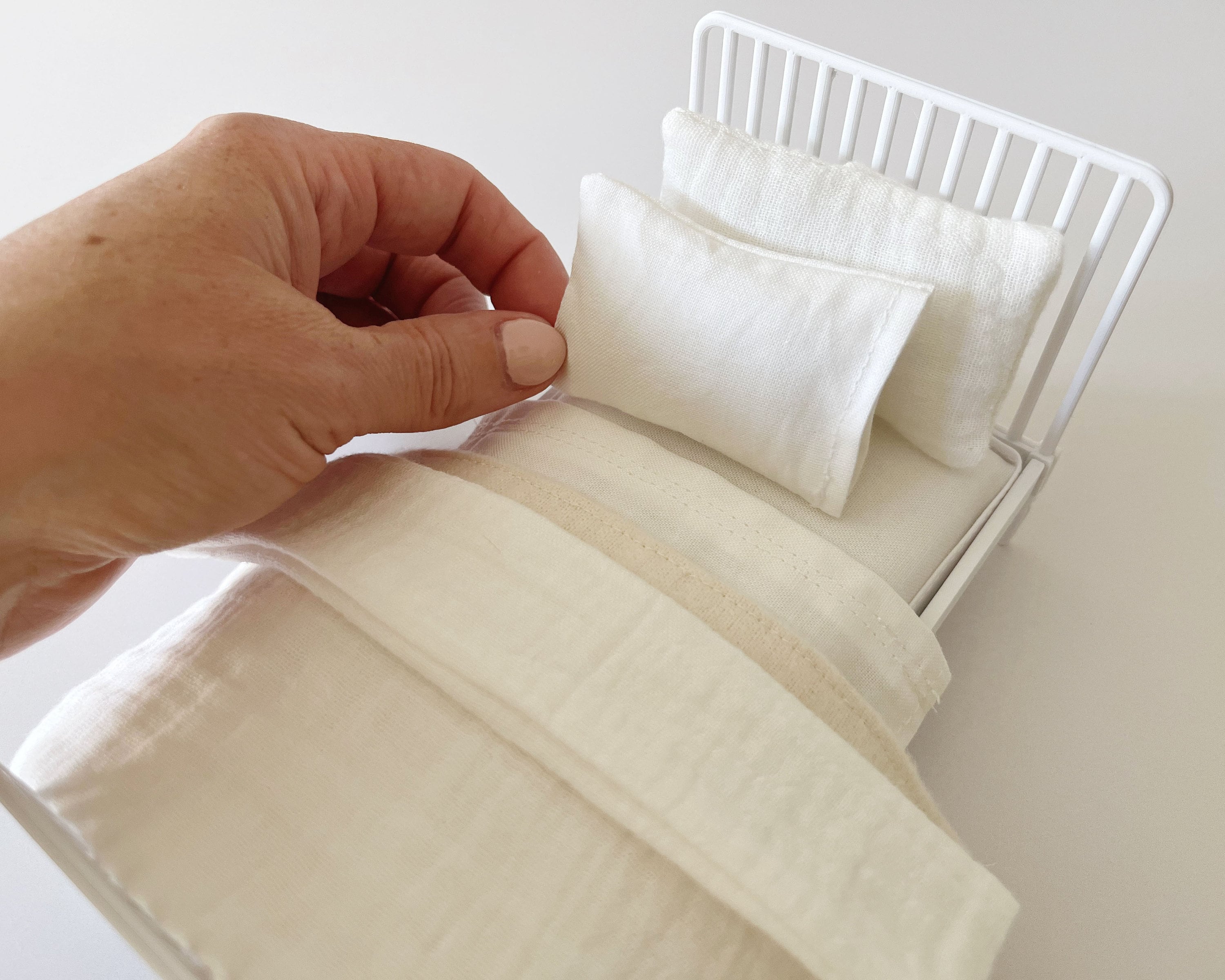 HEMOTON Parure de lit pour maison de poupée à l'échelle 1/12 avec mini oreillers, couette et drap de lit doux pour poupées de 20,3 à 30,5 cm, mini accessoires de chambre réalistes