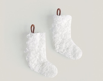 Mini calze di Natale – Set di decorazioni natalizie per casa delle bambole in bouclé avorio in scala 1:12