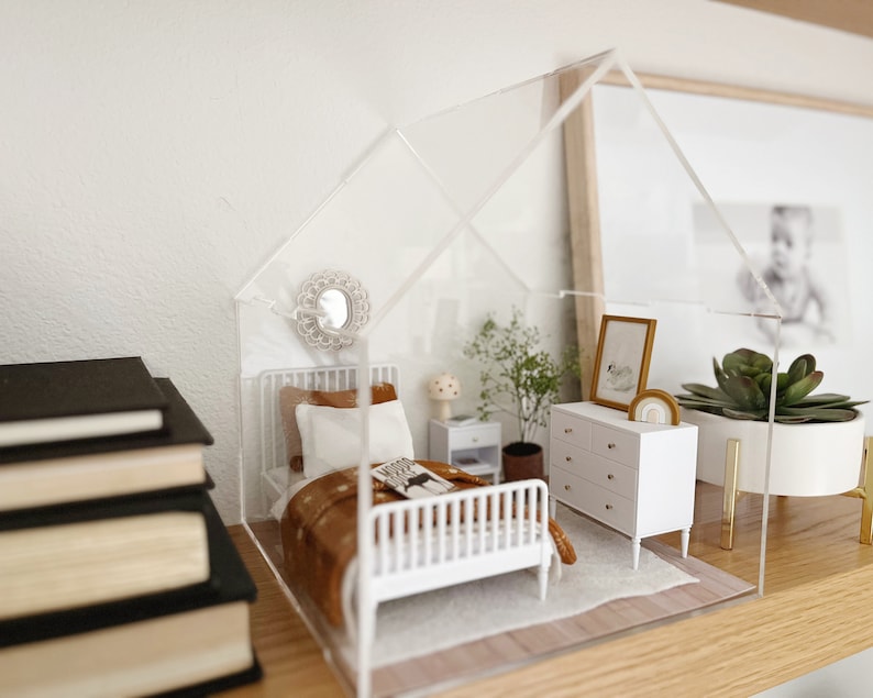 Dollhouse bedroom with plant in a terra cotta planter. Bright green plant made of 100% naturally preserved baby's breath perfect for adding charm to dollhouse decor, entryway or greenhouse.