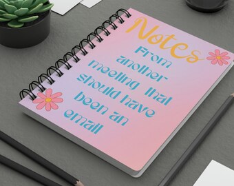 Könnte beinhalten: Ein rosa und blaues Notizbuch mit Spiralbindung. Das Notizbuch hat den Text "Notes" in Gelb und den Text "From another meeting that should have been an email" in Blau. Das Notizbuch hat eine rosa Blume mit gelber Mitte auf dem Cover.