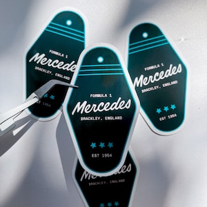 Formel 1 motel Schlüsselanhänger wasserfester Aufkleber - F1 Mercedes Hauptsitz und Debütdatum - Vinyl Aufkleber für Wasserflasche, Tassen, Laptop, Notebook