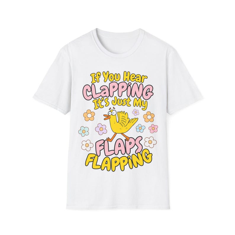 Może przedstawiać: Biała koszulka z napisem "If You Hear CLAPPING It's Just My FLAPS FLAPPING" w kolorze r&oacute;żowym i ż&oacute;łtym. Na koszulce znajduje się ż&oacute;łty ptak z kresk&oacute;wek z niebieskimi oczami i ż&oacute;łtym dziobem, otoczony kolorowymi kwiatami.