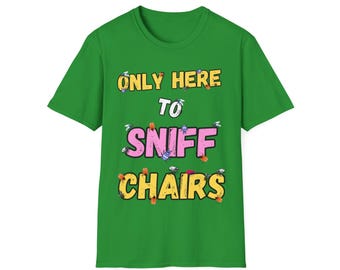 Op de afbeelding: Een felgroen T-shirt met korte mouwen en de tekst ONLY HERE TO SNIFF CHAIRS in gele en roze blokletters. Het ontwerp is versierd met diverse kleine, kleurrijke cartooninsecten die rondom de woorden op de voorzijde zijn verspreid.