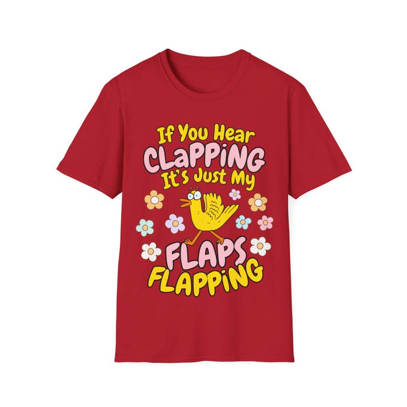Może przedstawiać: Czerwona koszulka z napisem "If You Hear CLAPPING It's Just My FLAPS FLAPPING". Projekt zawiera ż&oacute;łtego ptaka i kolorowe kwiaty. Zabawna koszulka graficzna.