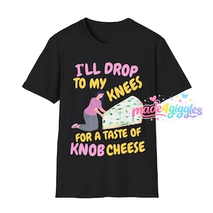 Peut inclure: T-shirt noir avec l'inscription "I'll drop to my knees for a taste of knob cheese". Le motif comprend une illustration d'une personne agenouillée à côté d'un gros morceau de fromage. Le t-shirt a un col rond et des manches courtes.